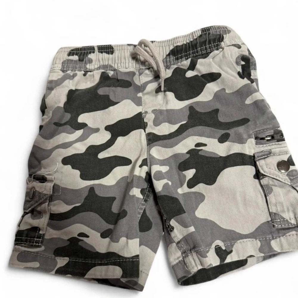 Wonder Nation boys' gray camouflage stretch cargo shorts,